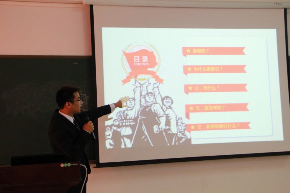 参赛选手在讲解作品
