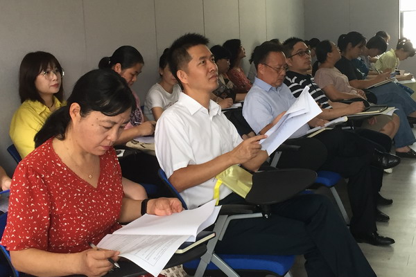 李辉副校长深入课堂听课