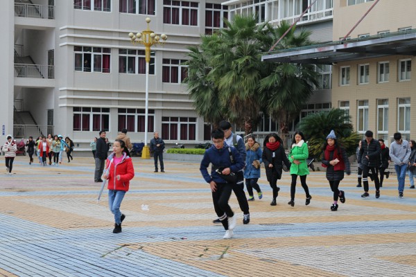 学生在进行应急避险演练