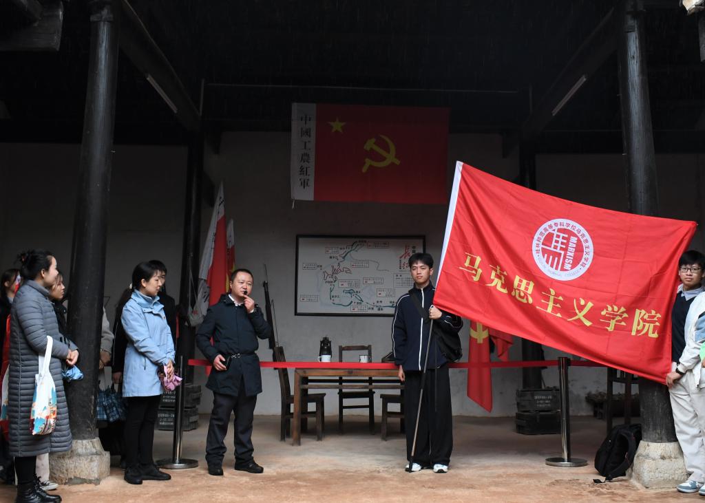 马院开展“重走长征路”实践教学活动