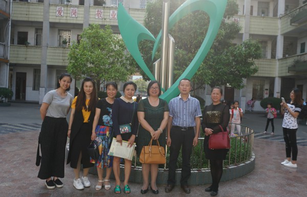 中文系跟踪回访调研教师在临桂三小合影留念
