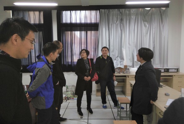 物理与工程技术系考察组参观实训室