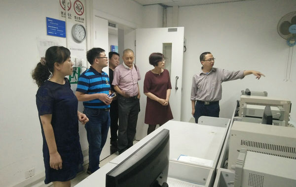 物理与工程技术系考察组成员参观重庆大学专业实训室