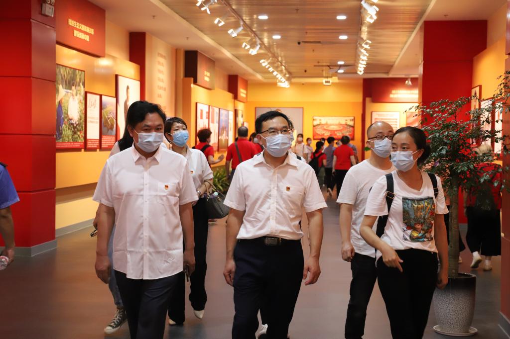 参观湘江战役纪念馆