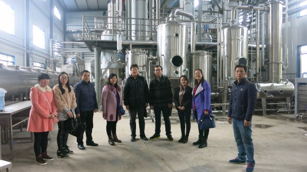化药系领导老师与实习生在甙元生物生产一线