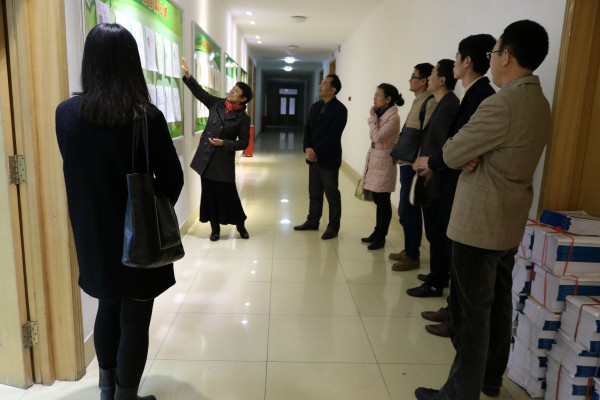 我校考察组一行在听讲解