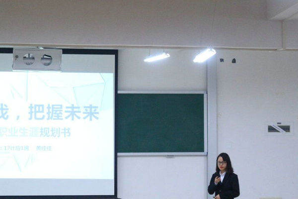 参赛选手在展示