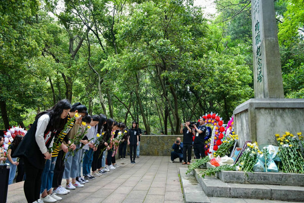 我校组织学生社团志愿者参加祭扫烈士墓活动