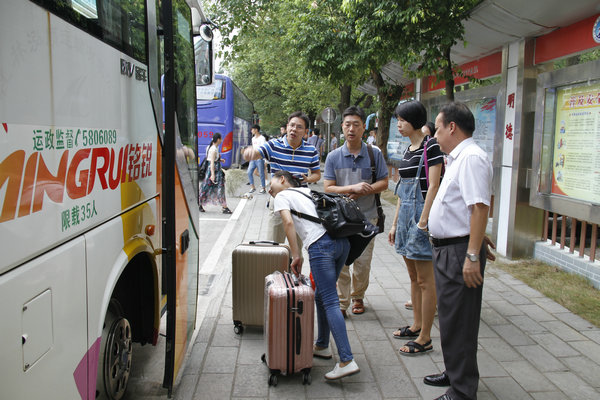 中文系领导老师妥善安排学生出发实习