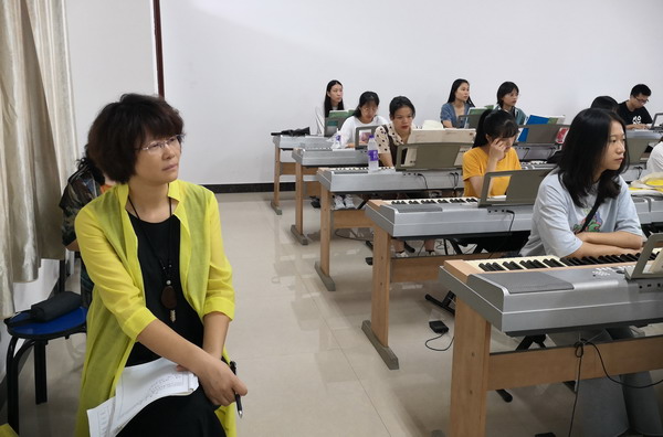 黄丽茹副校长深入课堂听课