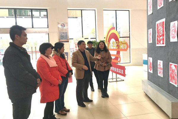 蒋伟副书记场指导并参观剪纸作品展