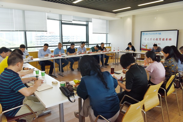 参加学习的领导干部认真自学
