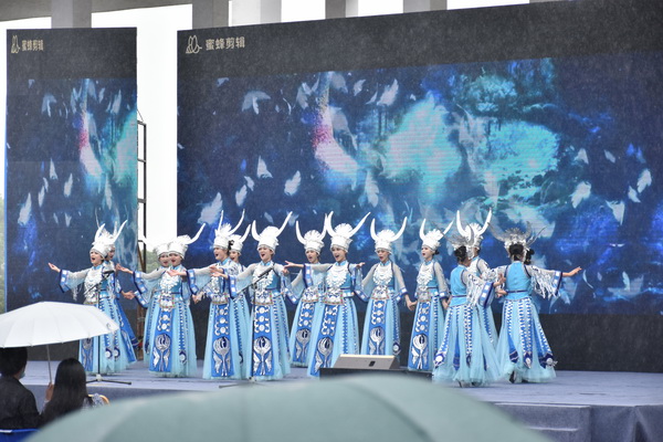 音乐系表演唱节目《苗家油茶歌-尼呐尼》参加现场舞台展演