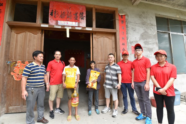 我校“三下乡”志愿服务队慰问戈洞坪村当地贫困户并带去慰问品