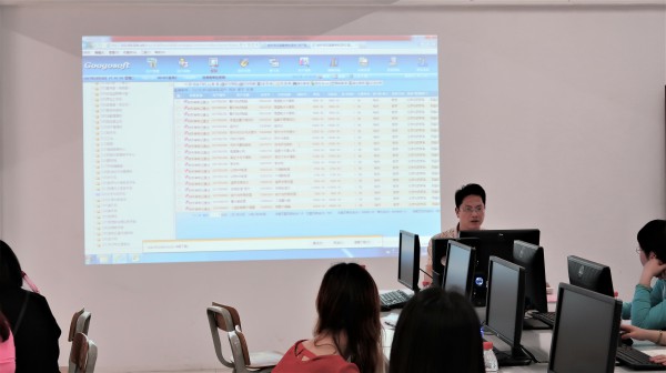 资产管理处工作人员向各部与会资产管理员进行操作演示
