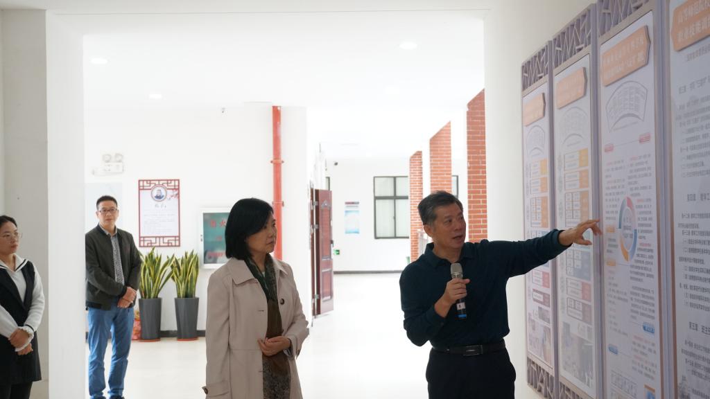 何红雨副校长向专家组介绍学校师范生教学基本功”八证书“制度