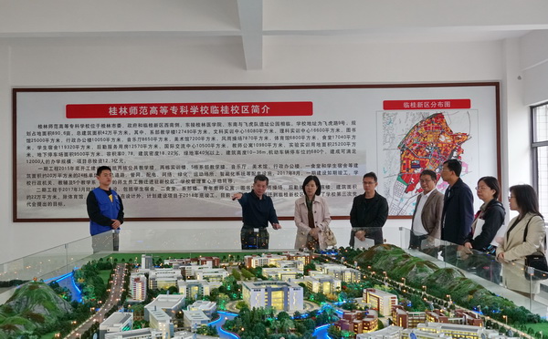 何红雨副校长向专家组介绍学校发展情况