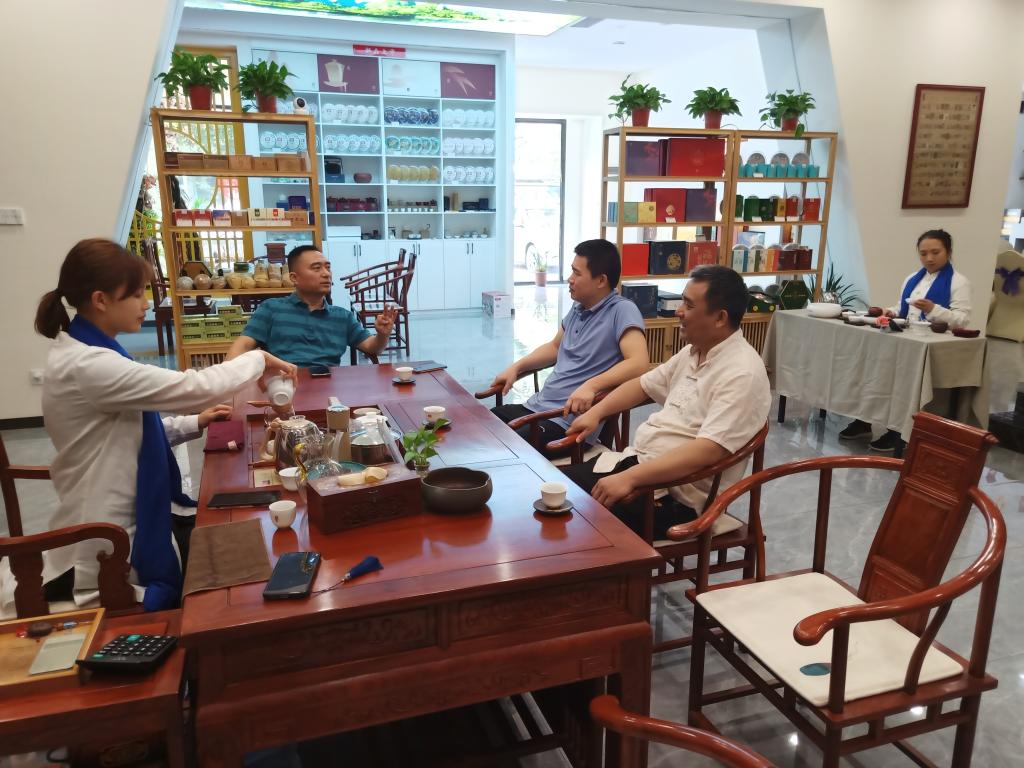 中文系与大益茶渠道服务商桂林市励达仁商贸有限公司洽谈合作办学