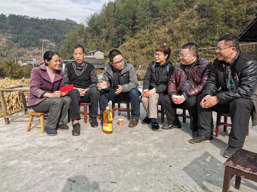 图书网络直属党支部班子成员走访慰问贫困户