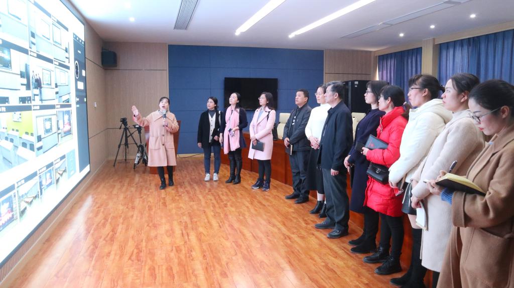 我校附属崇文小学管理团队到校参观交流