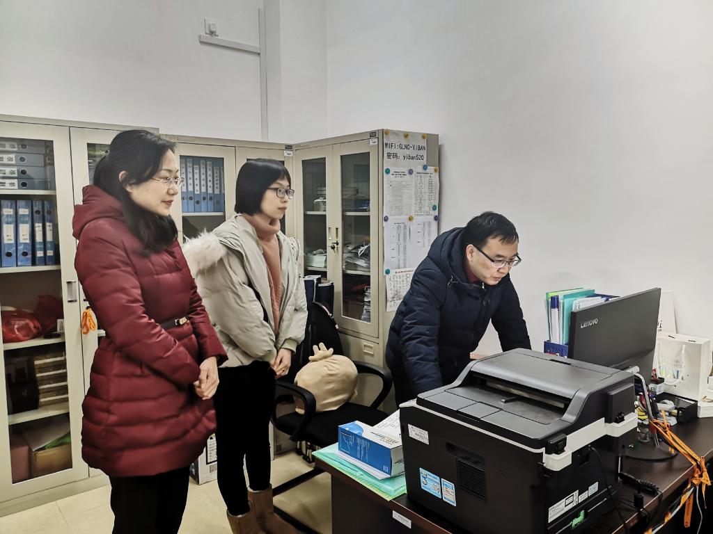 李新华副校长查阅易班台数据信息