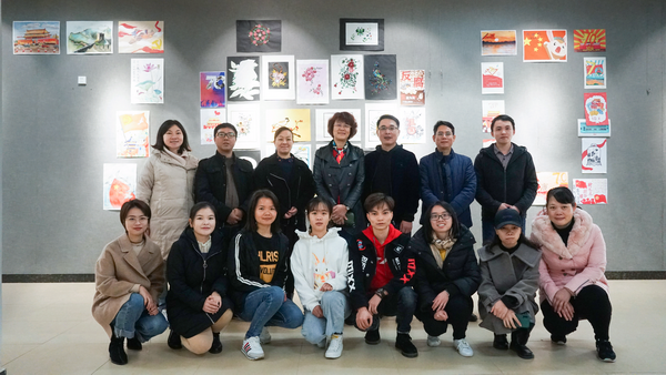 观展后,黄副校长与参展师生合影