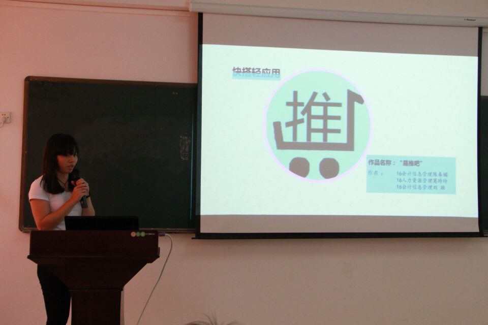 参赛选手在讲解参赛作品(2)