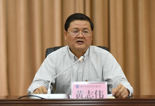 自治区党委第六巡视组组长黄志伟在会议上做动员讲话