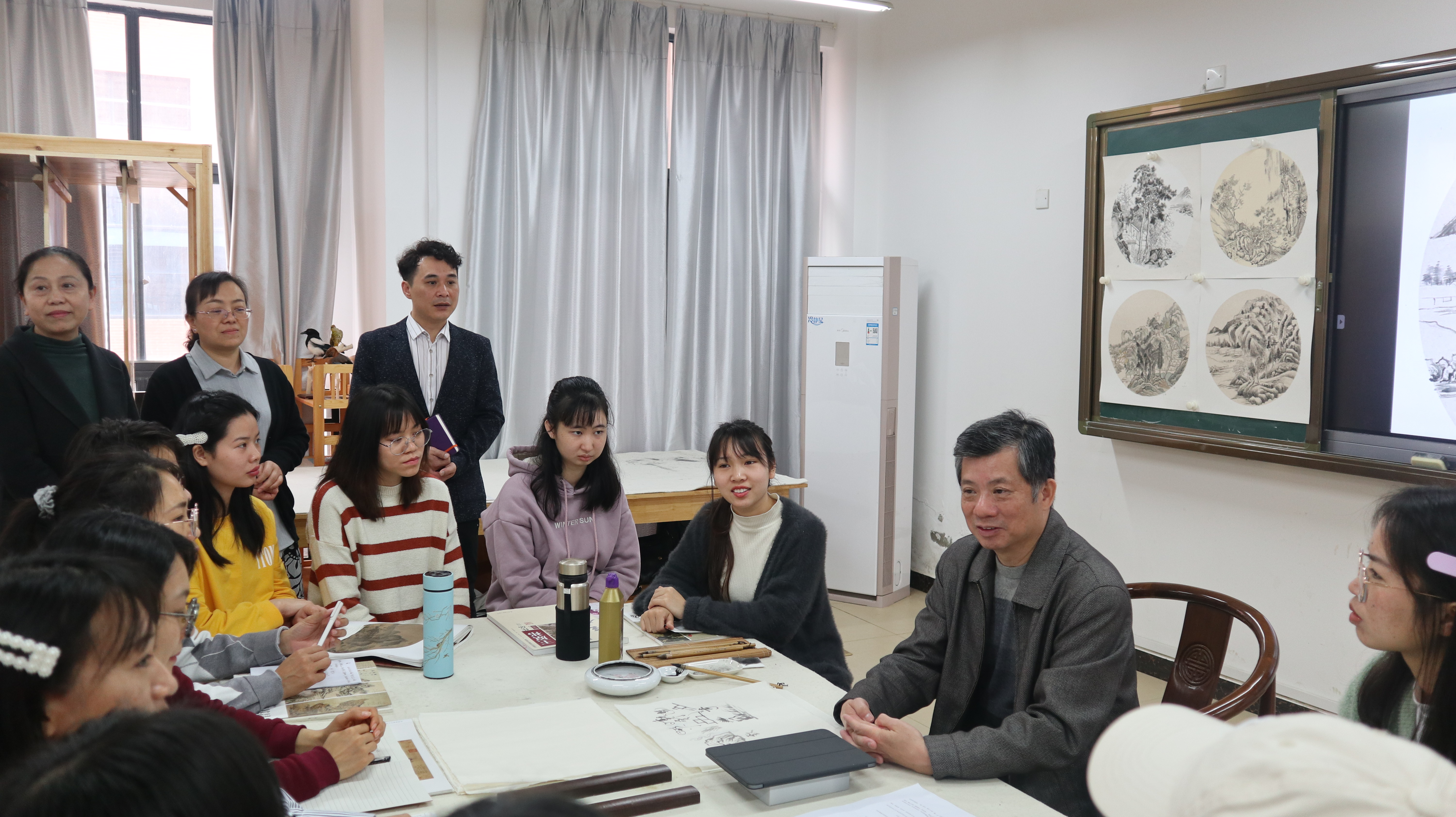 何红雨副校长在课后与学生亲切交谈,耐心解答同学们的问题