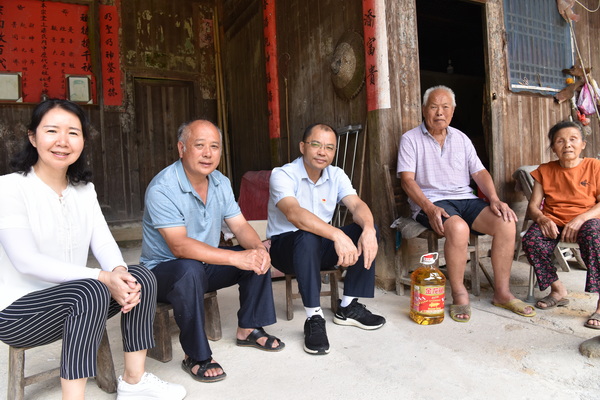 陈慕杰校长慰问帮扶户