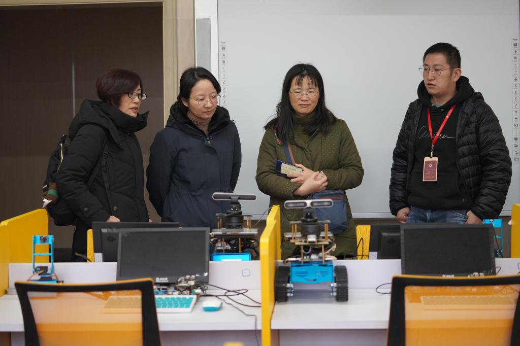 物理与工程技术系到贵州工业职业技术学院考察学习