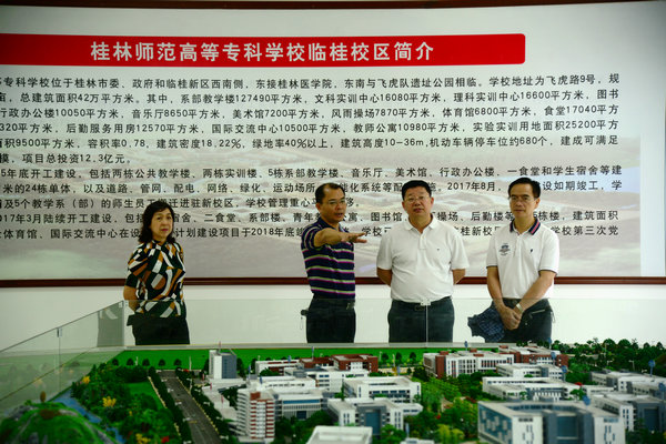 陈慕杰校长介绍我校整体建设情况及创城工作开展落实情况