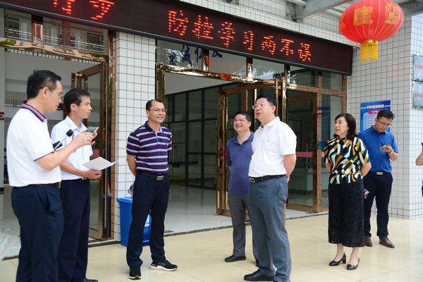 桂林市人大常委会李滨副主任一行到我校检查创城工作