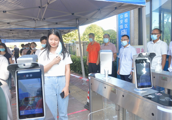 陈慕杰校长检查指导学生进校人脸识别系统
