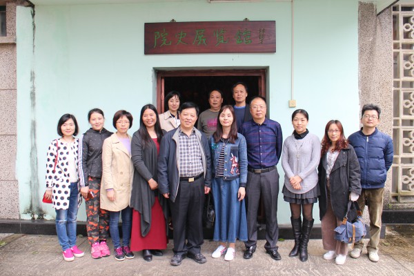 学校思政部和公体部教师到广西区南溪山医院开展党员活动日实践活动并合影留念