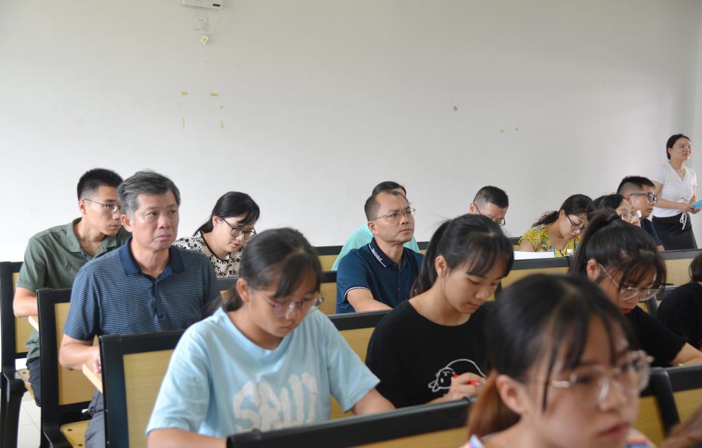 陈慕杰校长一行走进马院学生课堂听课调研