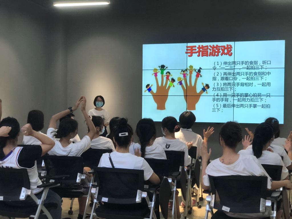 美术系2018级工艺美术品设计专业1班心理健康主题班会