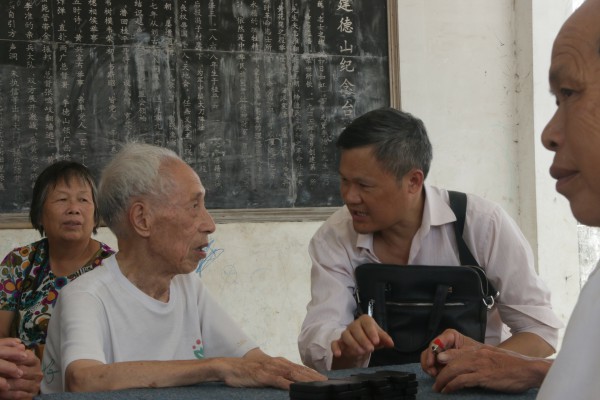 在罗城龙岸镇德山纪念台采访97岁的梁子明老人