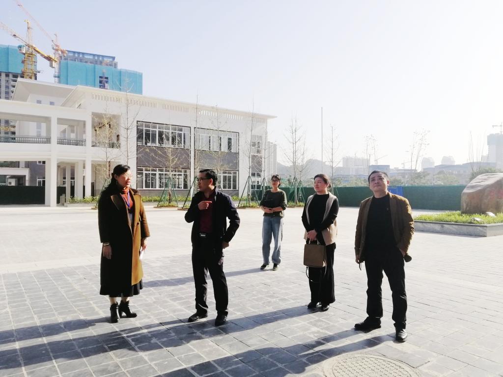 李新华副校长实地考察附小校园文化和景观建设