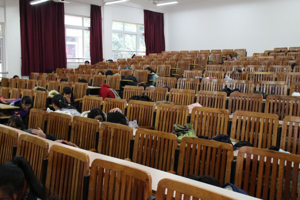 师生在进行应急避险演练