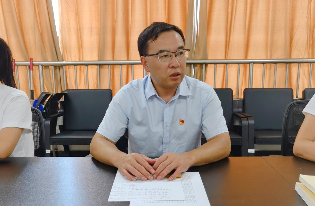 李新华副校长在会上发言