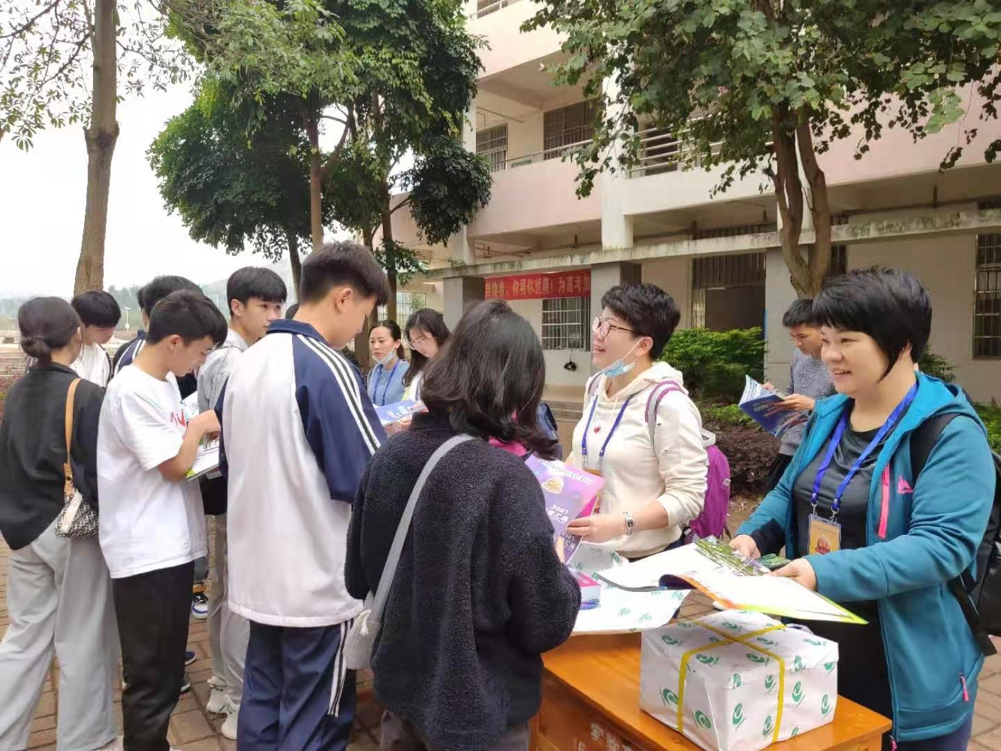 招生办教师在“大篷车”活动现场为学生解读招生政策