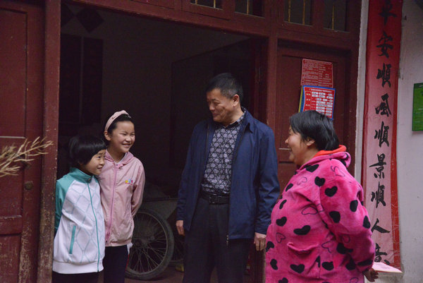 王源平书记走访慰问贫困户,关心贫困户子女教育问题