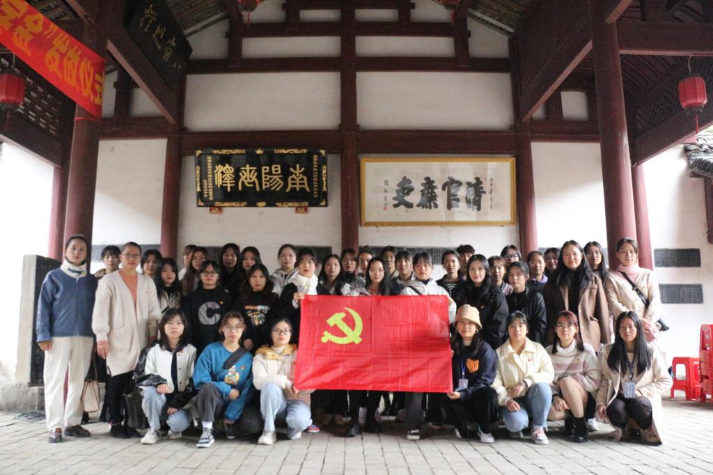 外语与旅游系学生党支部组织开展主题党日活动