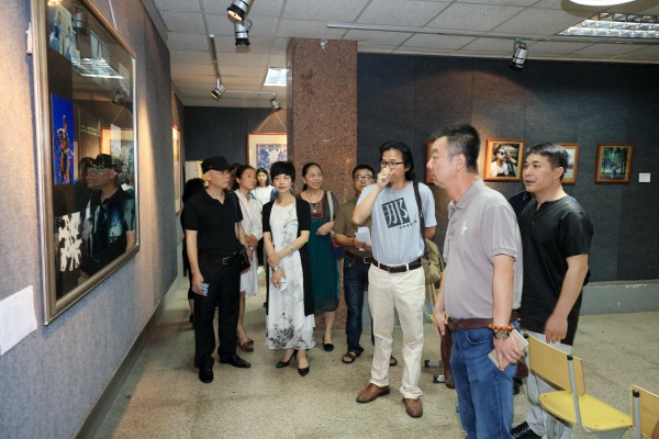 校外美术专家到校指导大学生艺术展演美术作品选送工作