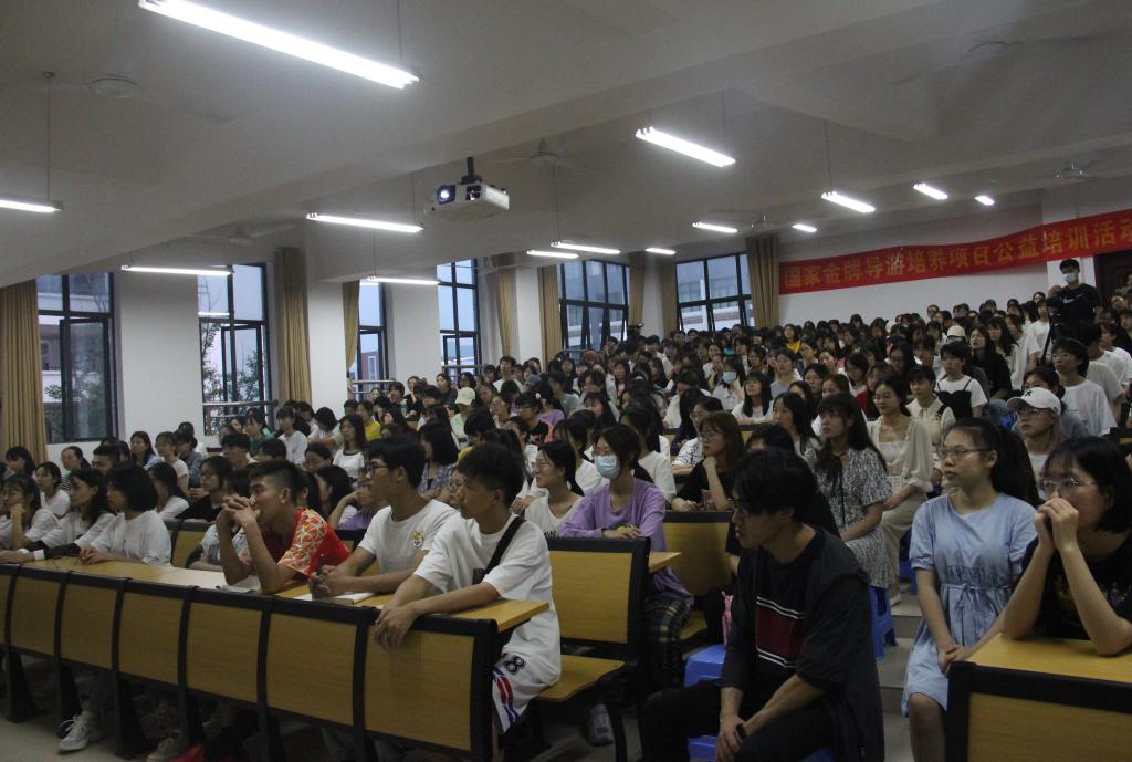 学生认真聆听讲座