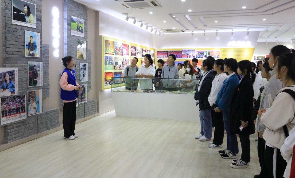校团委组织全体参训人员到校史馆进行参观