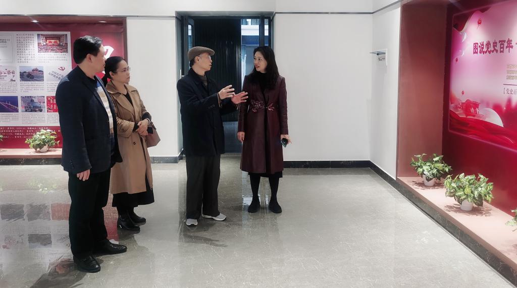 我校校友周述忠教授指导图书馆红色文化建设