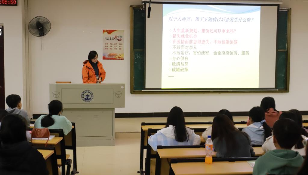 校团委举办无偿献血知识讲座