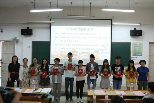 图书馆领导、团委老师给获奖同学颁奖